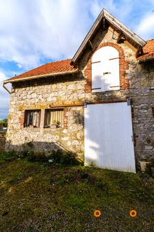 Maison familiale à rénover – Le charme des années 50, cadre verdoyant + dépendance en pierre