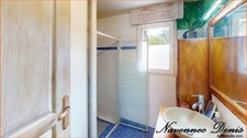 Maison spacieuse avec 3 chambres et véranda proche du centre-ville et des écoles – 197 600 €