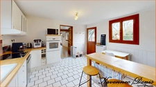 Maison de charme avec 3 chambres et garage proche du centre-ville et des écoles – 220 000€
