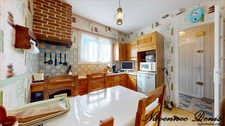 Maison de plain-pied surélevé – 2 chambres – Sous-sol complet – Jardin 600 m² – Louviers centre