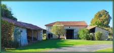 Grand corps de ferme plein de charme, proche de MONTMOREAU SAINT CYBARD (16)