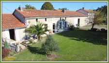 Grand corps de ferme plein de charme, proche de MONTMOREAU SAINT CYBARD (16)