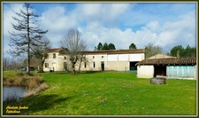 ensemble de 2 maisons+ dependances + grand terrain + étang 