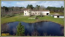 ensemble de 2 maisons+ dependances + grand terrain + point d'eau