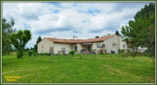  Maison contemporaine de plain-pied avec grand terrain arboré Proche de CHALAIS (16)