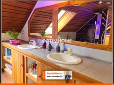 Propriété avec maison principale et logement mitoyen