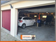 Maison de plain-pied avec grand garage.