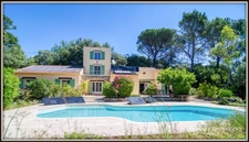 LORGUES domaine avec 2 maisons indépendantes et 8 chambres sur un terrain arboré de 1,5 hectare avec piscine   