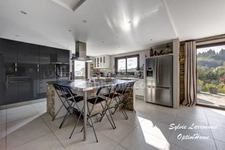 MAISON MITOYENNE - 263 m² HABITABLES - 5 CHAMBRES - MESIGNY - PISCINE - GARAGES - TERRASSES - JARDIN