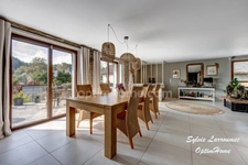MAISON MITOYENNE - 263 m² HABITABLES - 5 CHAMBRES - MESIGNY - PISCINE - GARAGES - TERRASSES - JARDIN