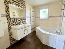 Maison de plain-pied récente  – 104 m² – 3 chambres + bureau.