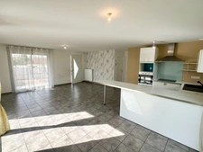 Maison de plain-pied récente  – 104 m² – 3 chambres + bureau.