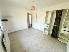 Maison de plain-pied récente  – 104 m² – 3 chambres + bureau.