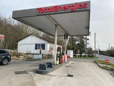 Station service avec local commercial de 100 m2 - Entre Lisieux et Orbec