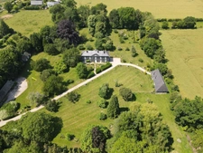 PIEURE du XVIIIème siècle, SON PRESSOIR AMÉNAGÉ ET SES DÉPENDANCES SUR 2 HECTARES DE JARDIN À L’ANGLAISE