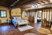 Maison Ancienne de Standing avec Piscine et Vue Campagne
