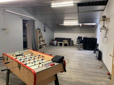 Bâtiment de 460 m2 avec bureaux et parking - Situé sur un axe passant
