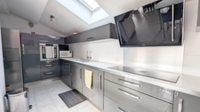 SALON-DE-PROVENCE (13) : T5 (3 chambres) de 129 m² avec terrasse plein sud et garage privatif en sous-sol 