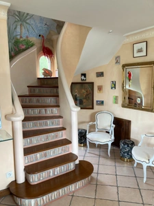 Propriété de charme comprenant une chaumière et son annexe avec un grand bâtiment sur un terrain de 2,6 hectares.