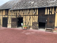 Propriété de charme comprenant une chaumière et son annexe avec un grand bâtiment sur un terrain de 2,6 hectares.