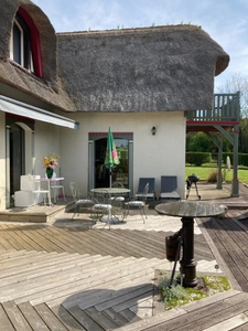 Propriété de charme comprenant une chaumière et son annexe avec un grand bâtiment sur un terrain de 2,6 hectares.