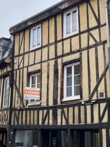 Maison mitoyenne style colombage bien placée centre ville Bernay avec un local commercial au rdc et habitation à l'étage
