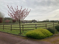 Propriété de charme comprenant une chaumière et son annexe avec un grand bâtiment sur un terrain de 2,6 hectares.