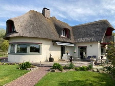 Propriété de charme comprenant une chaumière et son annexe avec un grand bâtiment sur un terrain de 2,6 hectares.