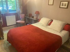 Belle maison de caractère au calme. Beau salon lumineux 4 chambres Grand sous-sol terrain à 7 mn des commerces de Pont l'Evêque
