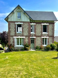 Maison de caractère de 247 M2 avec un gîte de 35 M2 sur un terrain d'environ 4400 M2 entre Deauville et Honfleur et à 1km de la plage de Villerville