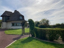 Propriété de charme comprenant une chaumière et son annexe avec un grand bâtiment sur un terrain de 2,6 hectares.