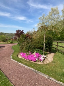 Propriété de charme comprenant une chaumière et son annexe avec un grand bâtiment sur un terrain de 2,6 hectares.