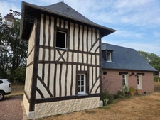 Maison de charme de 100 M2, 5 pièces 3 chambres avec une piscine et annexe sur un terrain de 4700 M2 à BONNEVILLE LA LOUVET (14)