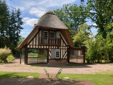 belle chaumière de caractère sur un terrain arboré avec une annexe et un bâtiment sur un terrain de 5200 M2 