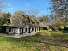 Maison type chaumière et son annexe 182 M2 en surface utile 4 Chambres grand salon au calme exposition sud sur un terrain de 6400 M2