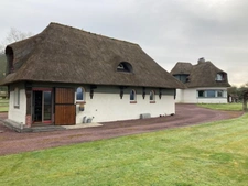 Propriété de charme comprenant une chaumière et son annexe avec un grand bâtiment sur un terrain de 2,6 hectares.