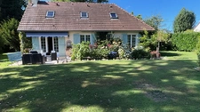 Belle maison de caractère au calme. Beau salon lumineux 4 chambres Grand sous-sol terrain à 7 mn des commerces de Pont l'Evêque