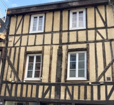 Maison mitoyenne style colombage bien placée centre ville Bernay avec un local commercial au rdc et habitation à l'étage