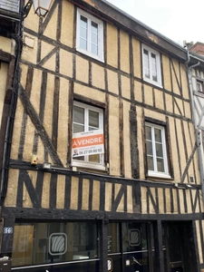 Maison mitoyenne style colombage bien placée centre ville Bernay avec un local commercial au rdc et habitation à l'étage
