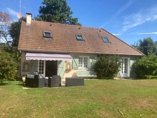 Belle maison de caractère au calme. Beau salon lumineux 4 chambres Grand sous-sol terrain à 7 mn des commerces de Pont l'Evêque