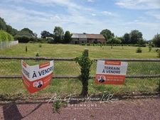 Terrain de 1750 M2 constructible à Duranville avec un grand bâtiment à rénover