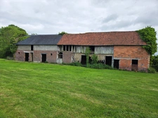 Terrain de 1750 M2 constructible à Duranville avec un grand bâtiment à rénover