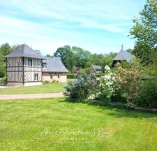 Maison de charme de 100 M2, 5 pièces 3 chambres avec une piscine et annexe sur un terrain de 4700 M2 à BONNEVILLE LA LOUVET (14)