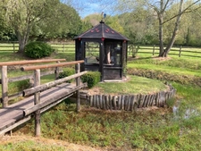 Propriété de charme comprenant une chaumière et son annexe avec un grand bâtiment sur un terrain de 2,6 hectares.