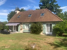 Belle maison de caractère au calme. Beau salon lumineux 4 chambres Grand sous-sol terrain à 7 mn des commerces de Pont l'Evêque