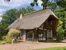 belle chaumière de caractère sur un terrain arboré avec une annexe et un bâtiment sur un terrain de 5200 M2 