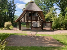 belle chaumière de caractère sur un terrain arboré avec une annexe et un bâtiment sur un terrain de 5200 M2 