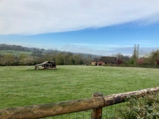 Propriété de charme comprenant une chaumière et son annexe avec un grand bâtiment sur un terrain de 2,6 hectares.