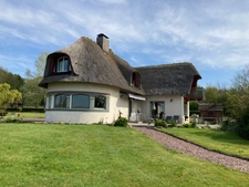 Propriété de charme comprenant une chaumière et son annexe avec un grand bâtiment sur un terrain de 2,6 hectares.