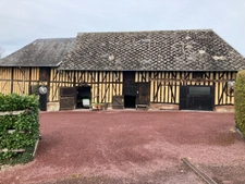 Propriété de charme comprenant une chaumière et son annexe avec un grand bâtiment sur un terrain de 2,6 hectares.